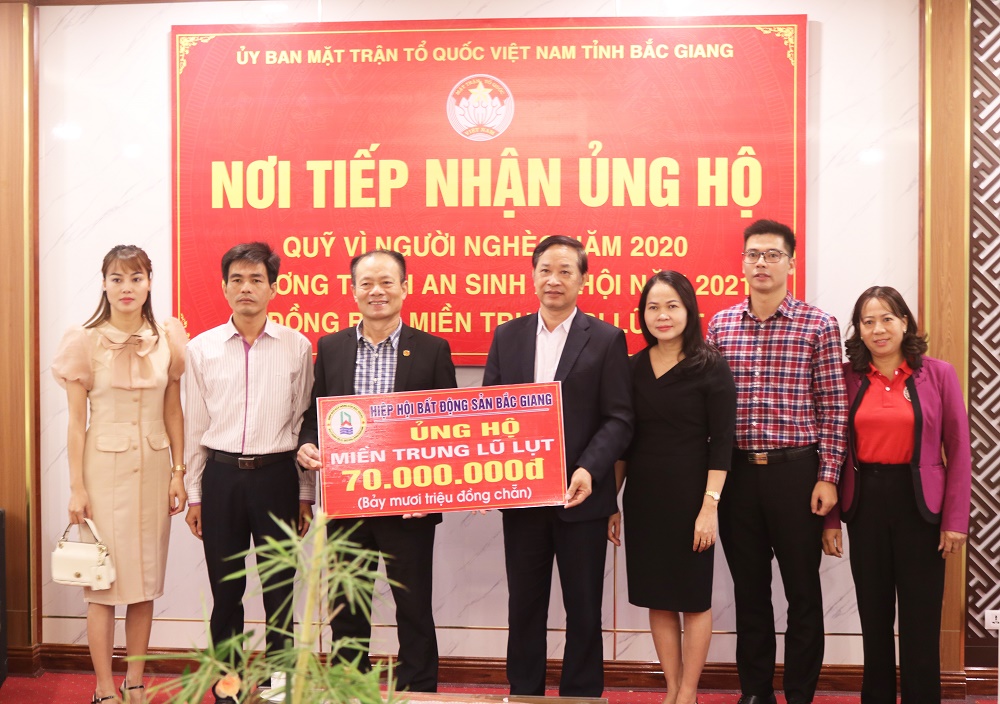 Lãnh đạo Ủy ban MTTQ tỉnh tiếp nhận ủng hộ đồng bào Miền Trung của Hiệp hội bất động sản tỉnh